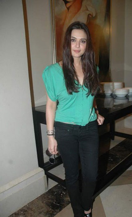 preity zinta at gillettes stop pms event hot images